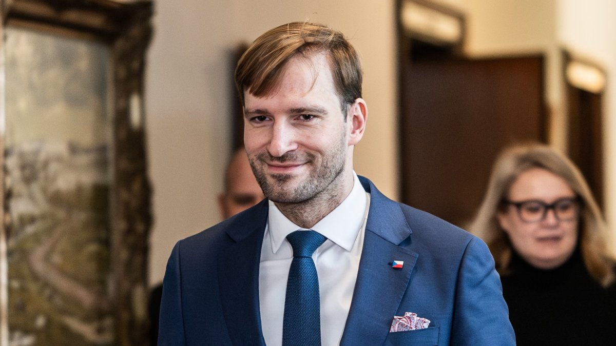 Adam Vojtěch přichází na zasedání vlády.