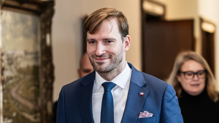 Adam Vojtěch přichází na zasedání vlády.