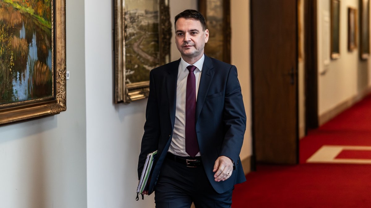 Petr Macinka přichází na zasedání nové vlády