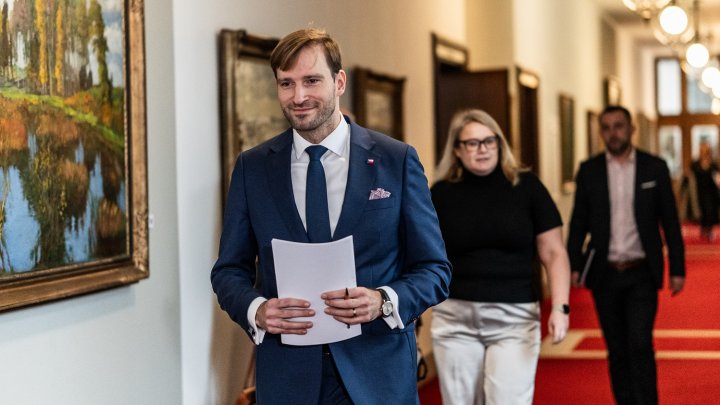 Adam Vojtěch přichází na zasedání nové vlády