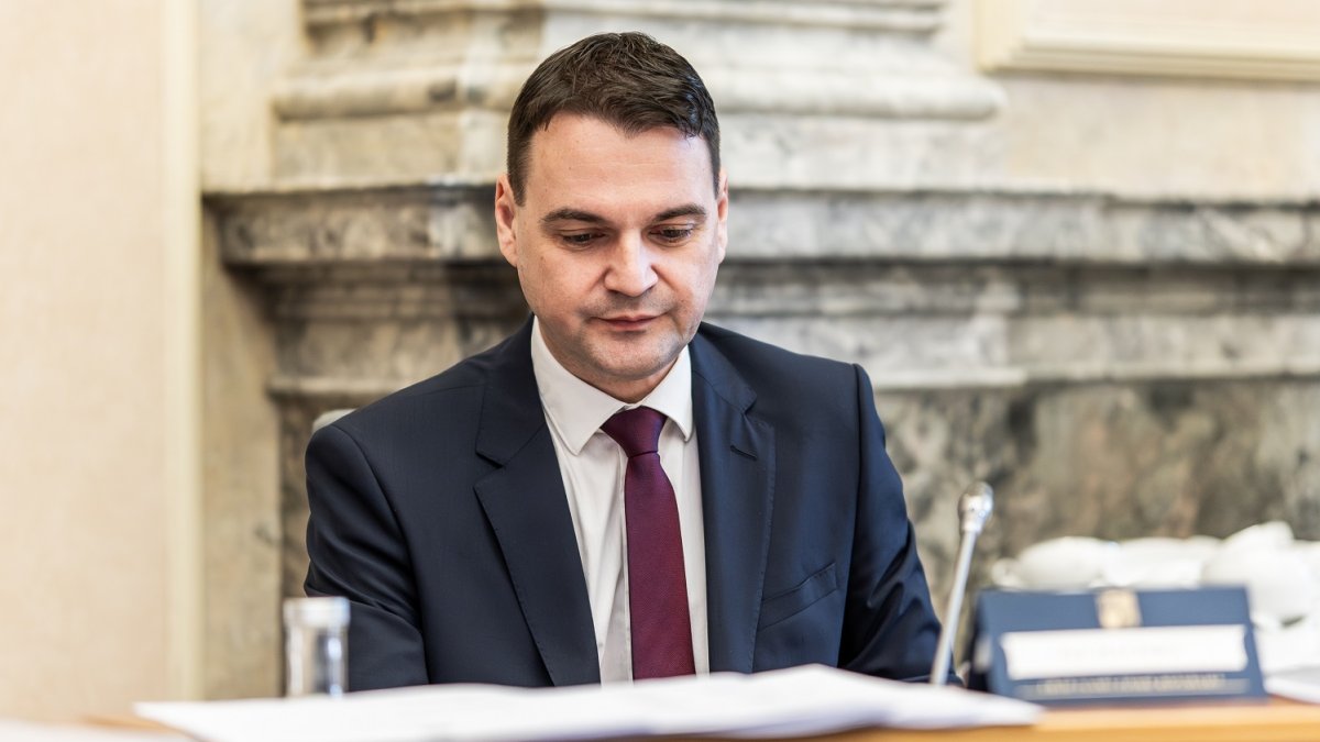 Petr Macinka na zasedání nové vlády