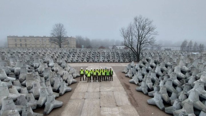 Betonové bariéry známé jako „dračí zuby“