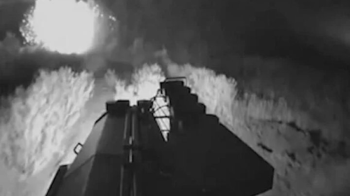 Pohled z palubní kamery pozemního dronu MAUL ukazuje explozi před vozidlem během mise záchrany zraněného ukrajinského vojáka z okupovaného území