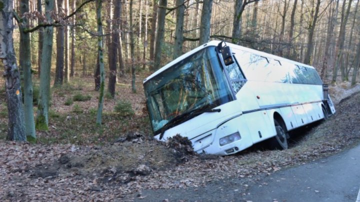 Muž skončil s ukradeným autobusem v příkopu. (29.12.2025)