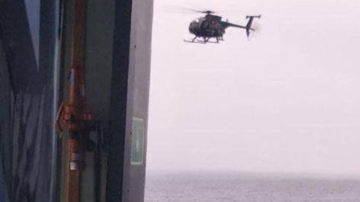 Vrtulník MH-6 Little Bird nad tankerem