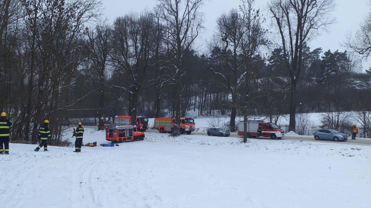 Záchranáři vyprošťují zraněného z jeskyně v Moravském krasu. (10.1.2026)