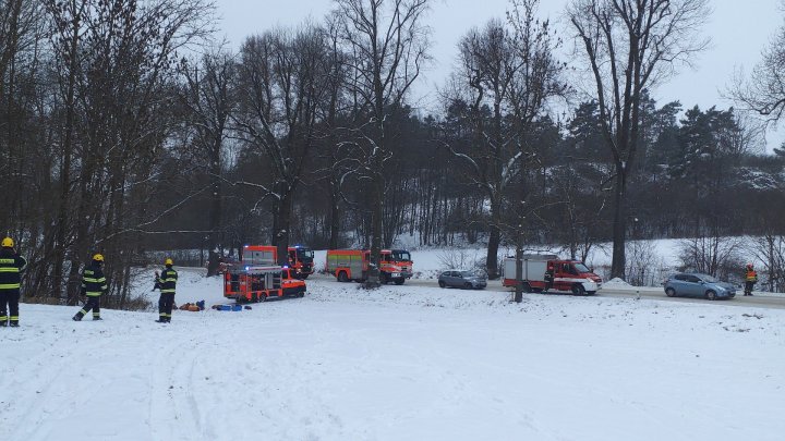 Záchranáři vyprošťují zraněného z jeskyně v Moravském krasu. (10.1.2026)