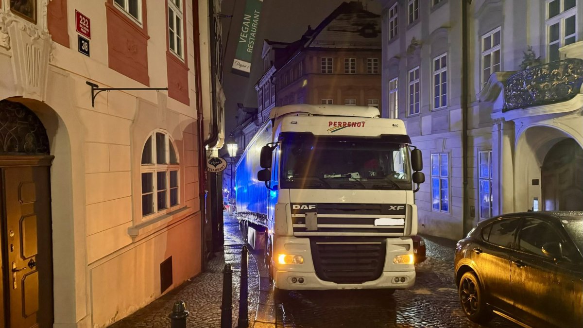 Kamion se nepochopitelně dostal do Nerudovy ulice na Malé Straně. 