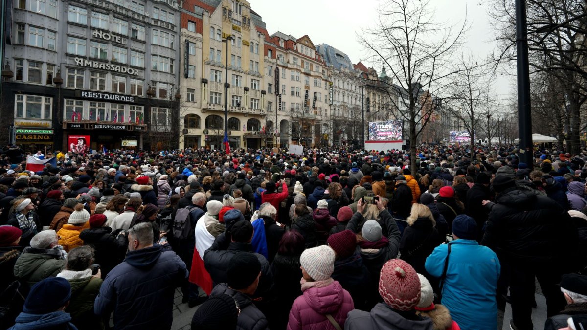 Česko na Staroměstském a Václavském náměstí mohutně demonstruje na podporu Pavla