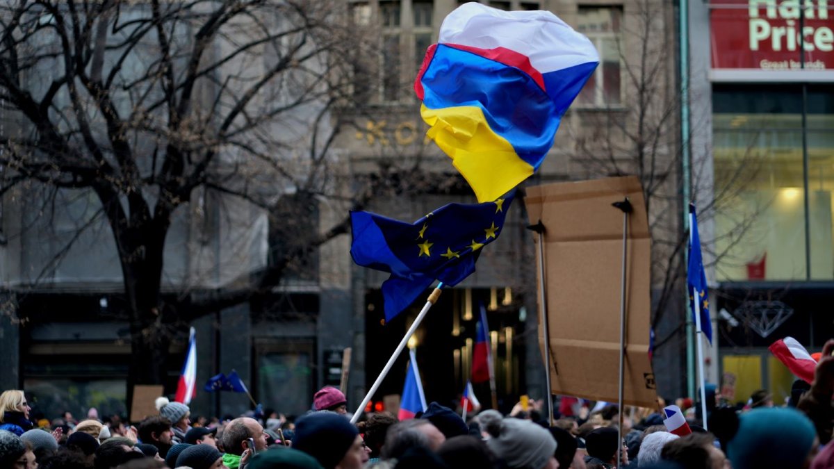 Česko na Staroměstském a Václavském náměstí mohutně demonstruje na podporu Pavla