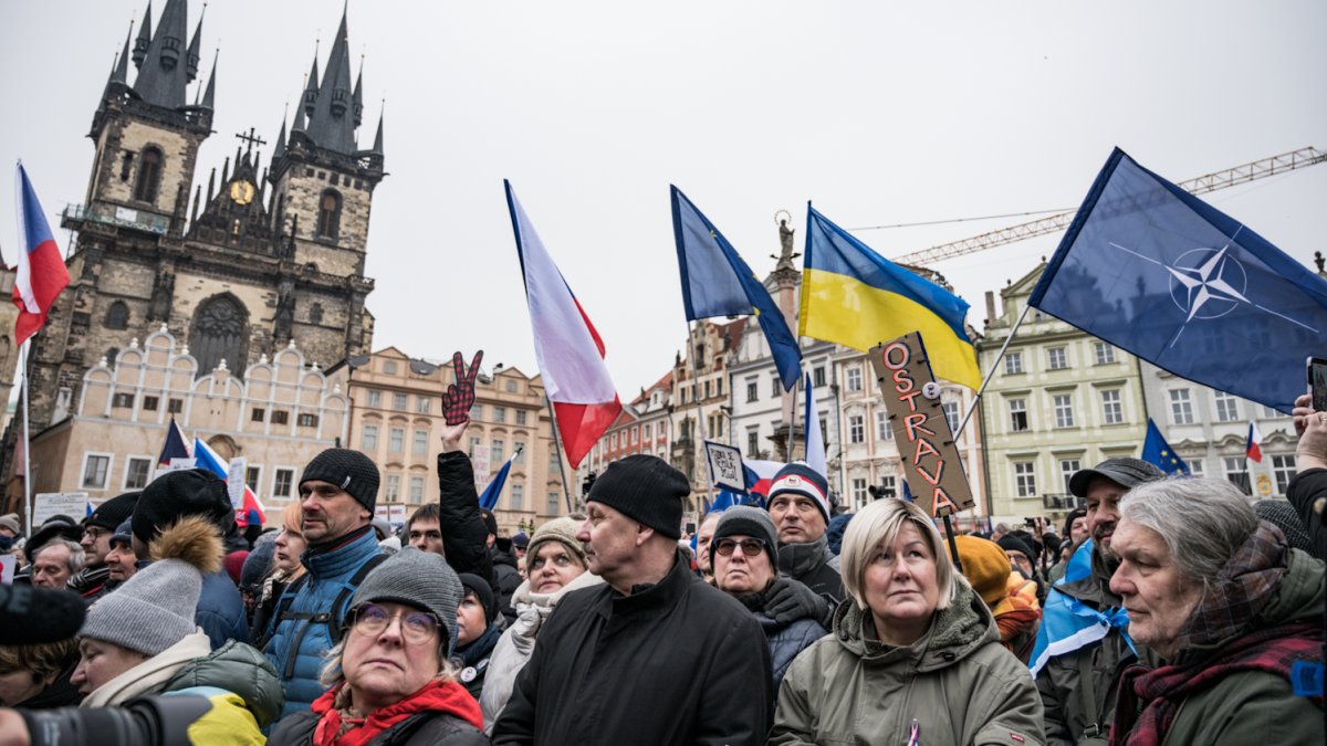 Česko na Staroměstském a Václavském náměstí mohutně demonstruje na podporu Pavla