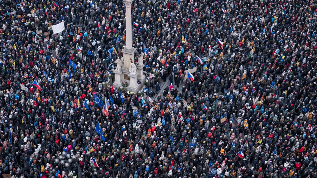 Česko na Staroměstském a Václavském náměstí mohutně demonstruje na podporu Pavla