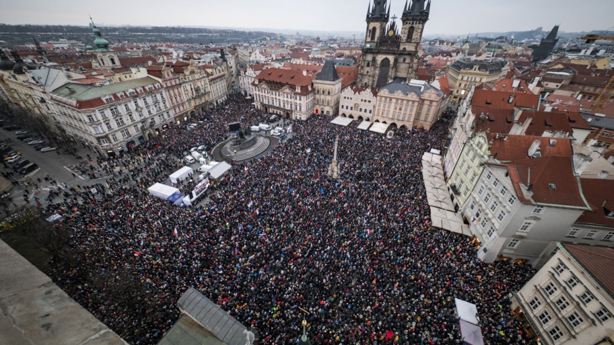 Česko na Staroměstském a Václavském náměstí mohutně demonstruje na podporu Pavla