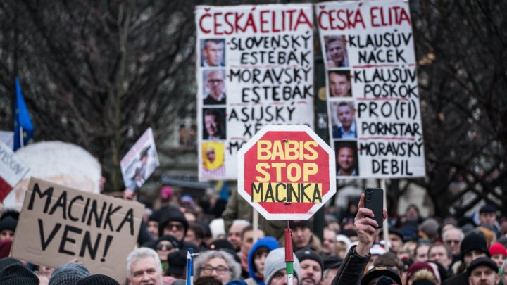 Česko na Staroměstském a Václavském náměstí mohutně demonstruje na podporu Pavla