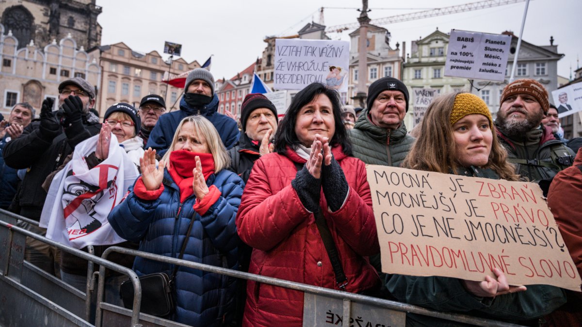 Česko na Staroměstském a Václavském náměstí mohutně demonstruje na podporu Pavla