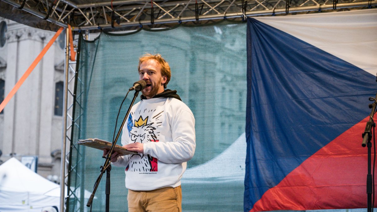 Česko na Staroměstském a Václavském náměstí mohutně demonstruje na podporu Pavla