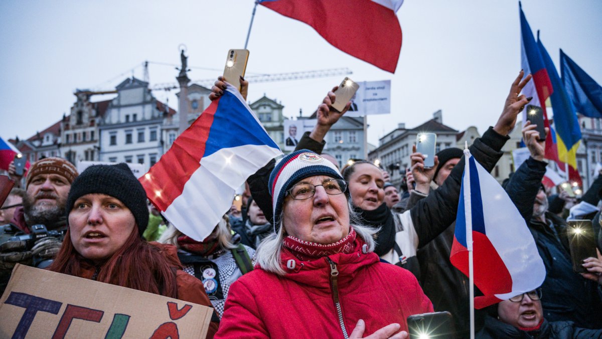 Česko na Staroměstském a Václavském náměstí mohutně demonstruje na podporu Pavla
