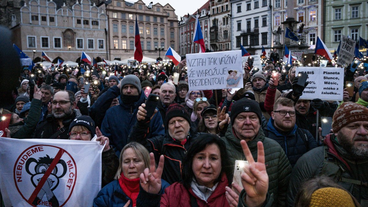 Česko na Staroměstském a Václavském náměstí mohutně demonstruje na podporu Pavla