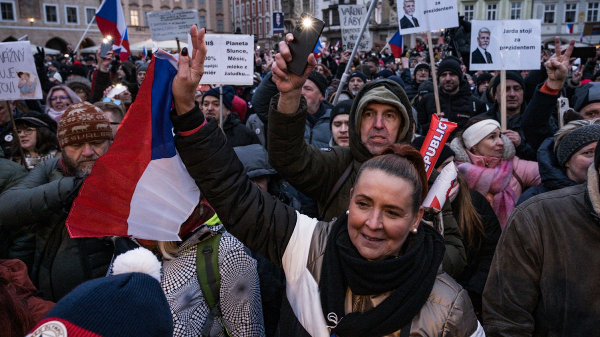 Česko na Staroměstském a Václavském náměstí mohutně demonstruje na podporu Pavla