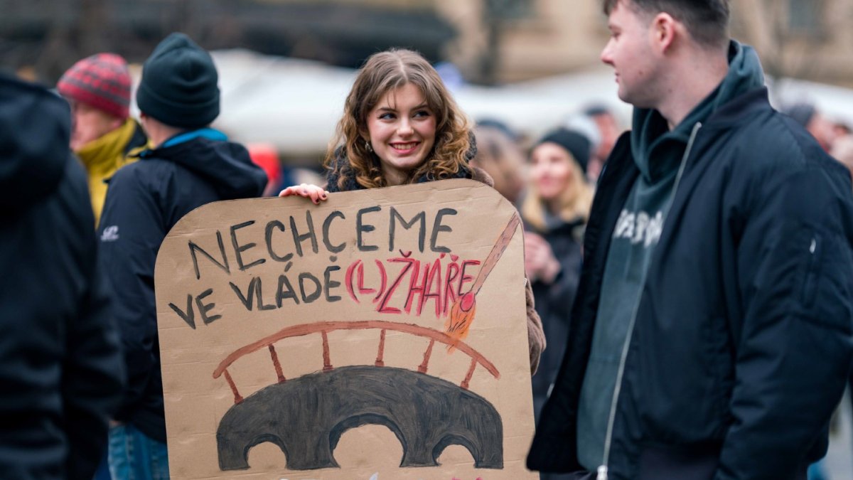 Česko na Staroměstském a Václavském náměstí mohutně demonstruje na podporu Pavla