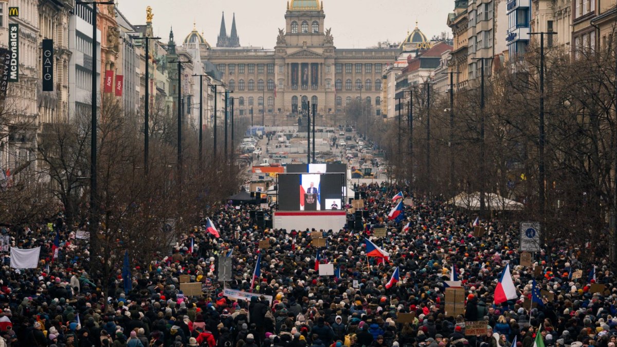 Česko na Staroměstském a Václavském náměstí mohutně demonstruje na podporu Pavla