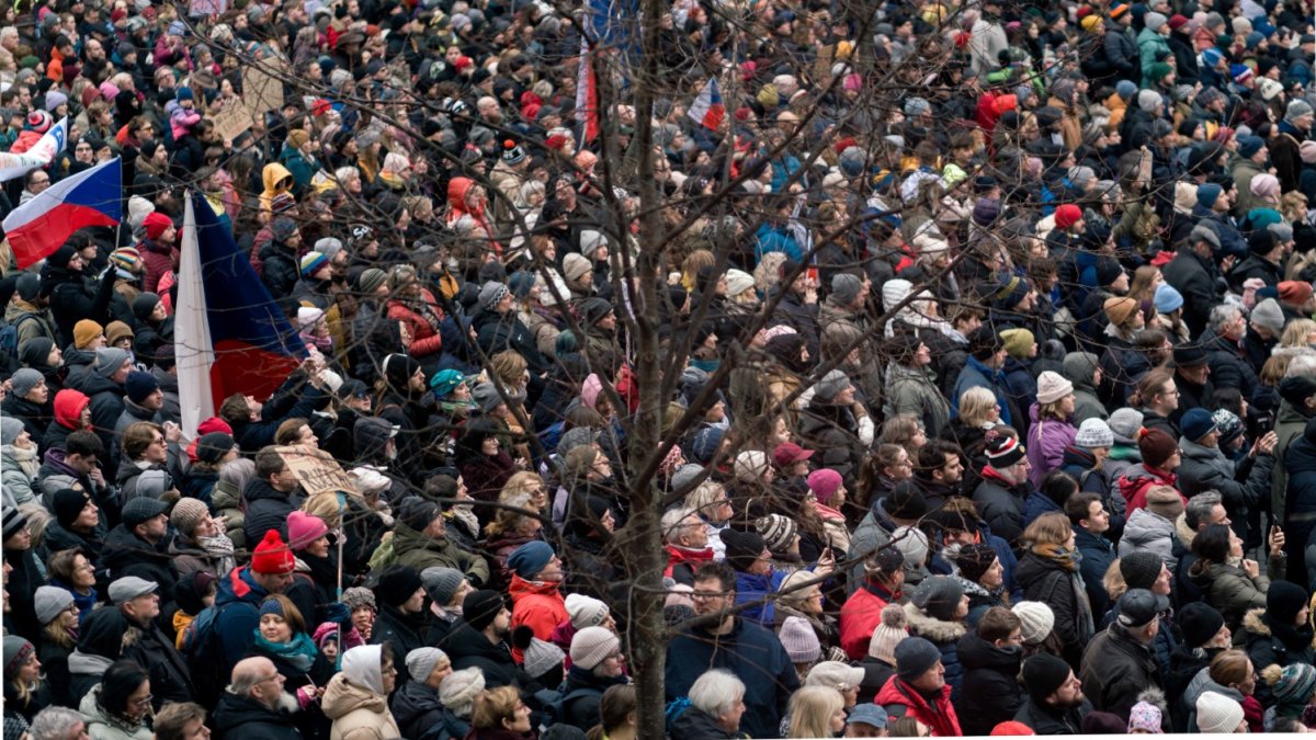 Česko na Staroměstském a Václavském náměstí mohutně demonstruje na podporu Pavla