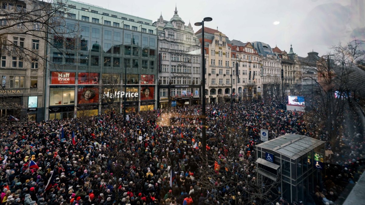 Česko na Staroměstském a Václavském náměstí mohutně demonstruje na podporu Pavla
