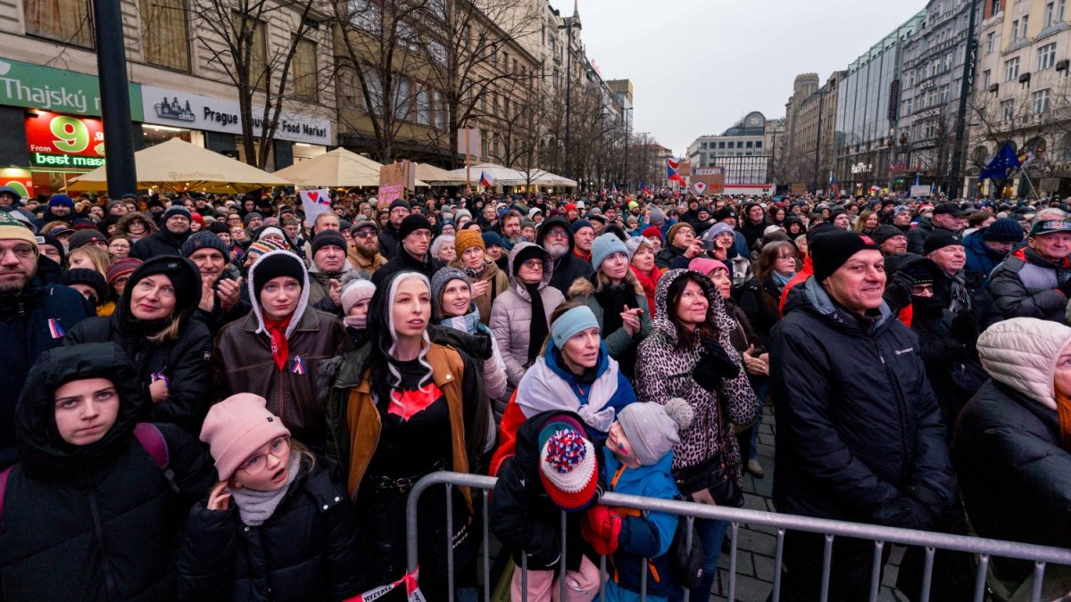 Česko na Staroměstském a Václavském náměstí mohutně demonstruje na podporu Pavla