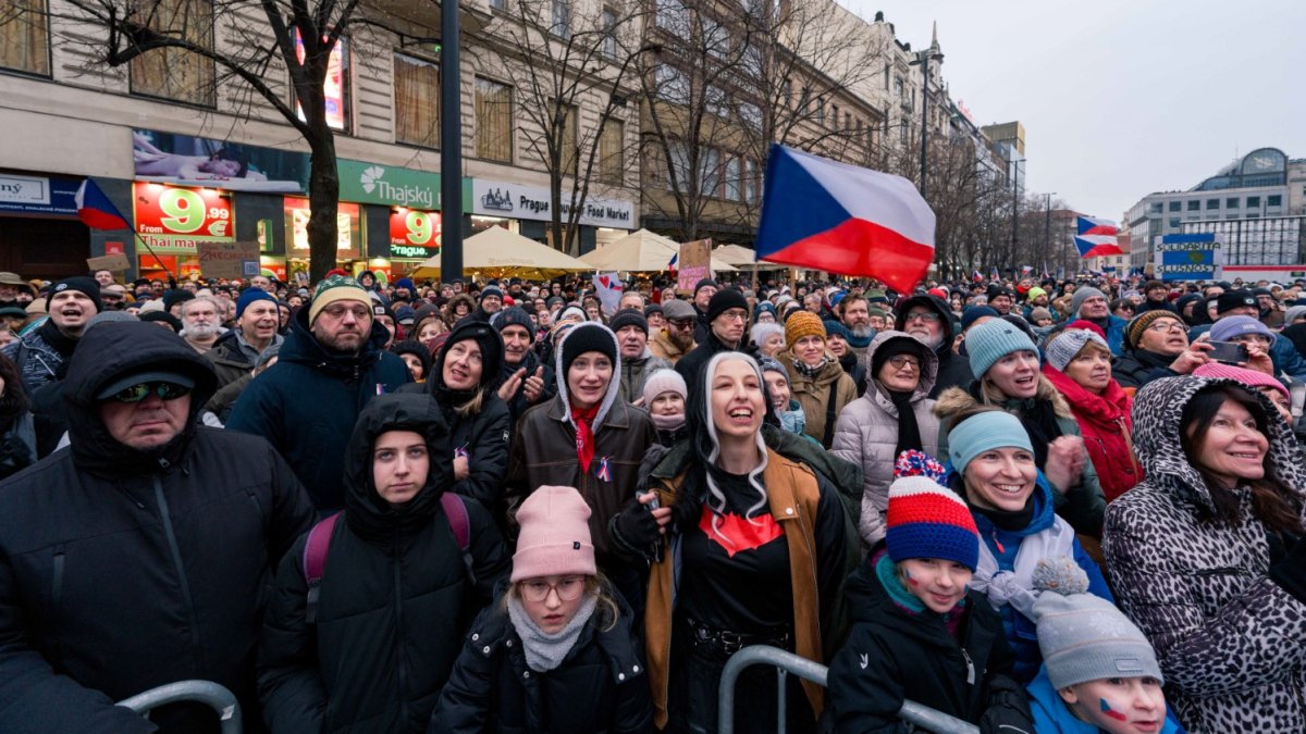 Česko na Staroměstském a Václavském náměstí mohutně demonstruje na podporu Pavla