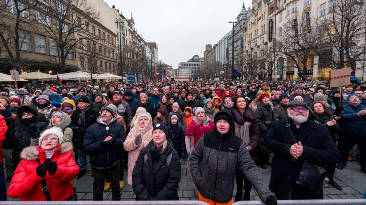 Česko na Staroměstském a Václavském náměstí mohutně demonstruje na podporu Pavla