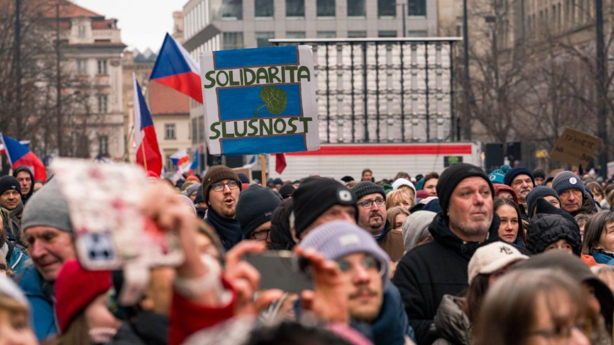 Česko na Staroměstském a Václavském náměstí mohutně demonstruje na podporu Pavla