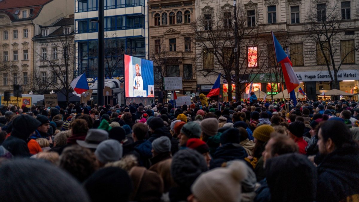 Česko na Staroměstském a Václavském náměstí mohutně demonstruje na podporu Pavla