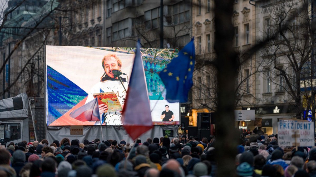 Česko na Staroměstském a Václavském náměstí mohutně demonstruje na podporu Pavla