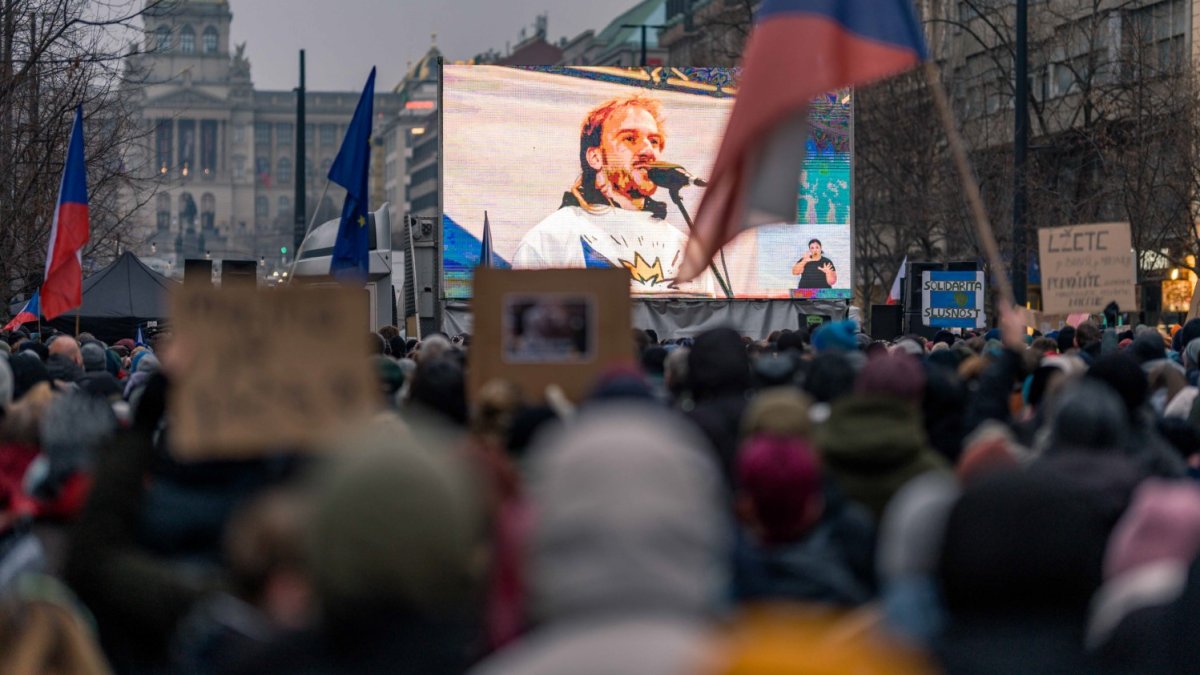 Česko na Staroměstském a Václavském náměstí mohutně demonstruje na podporu Pavla