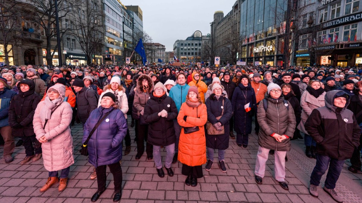 Česko na Staroměstském a Václavském náměstí mohutně demonstruje na podporu Pavla