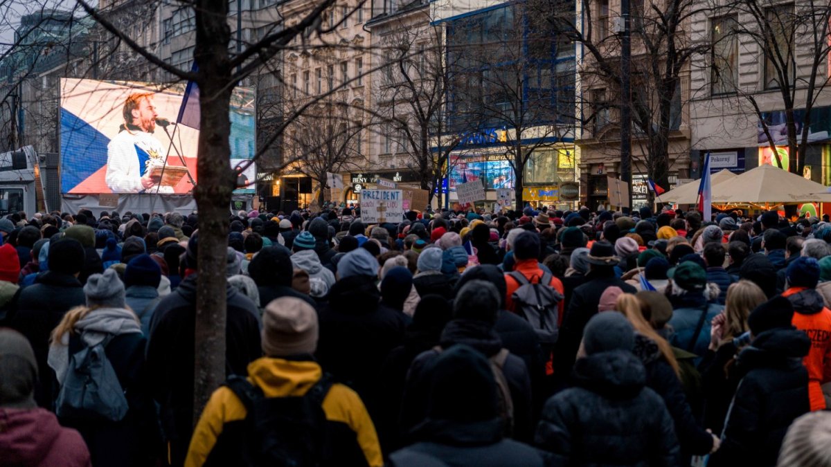 Česko na Staroměstském a Václavském náměstí mohutně demonstruje na podporu Pavla