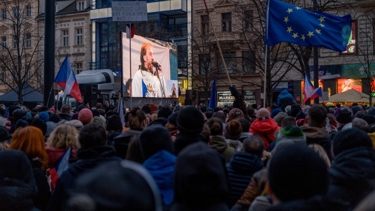 Česko na Staroměstském a Václavském náměstí mohutně demonstruje na podporu Pavla