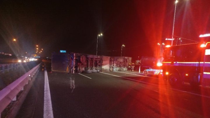 Dálnici D1 uzavřel převrácený kamion. (6.2.2026)