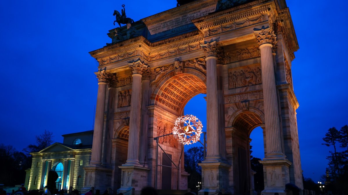 Olympijský oheň v centru Milána