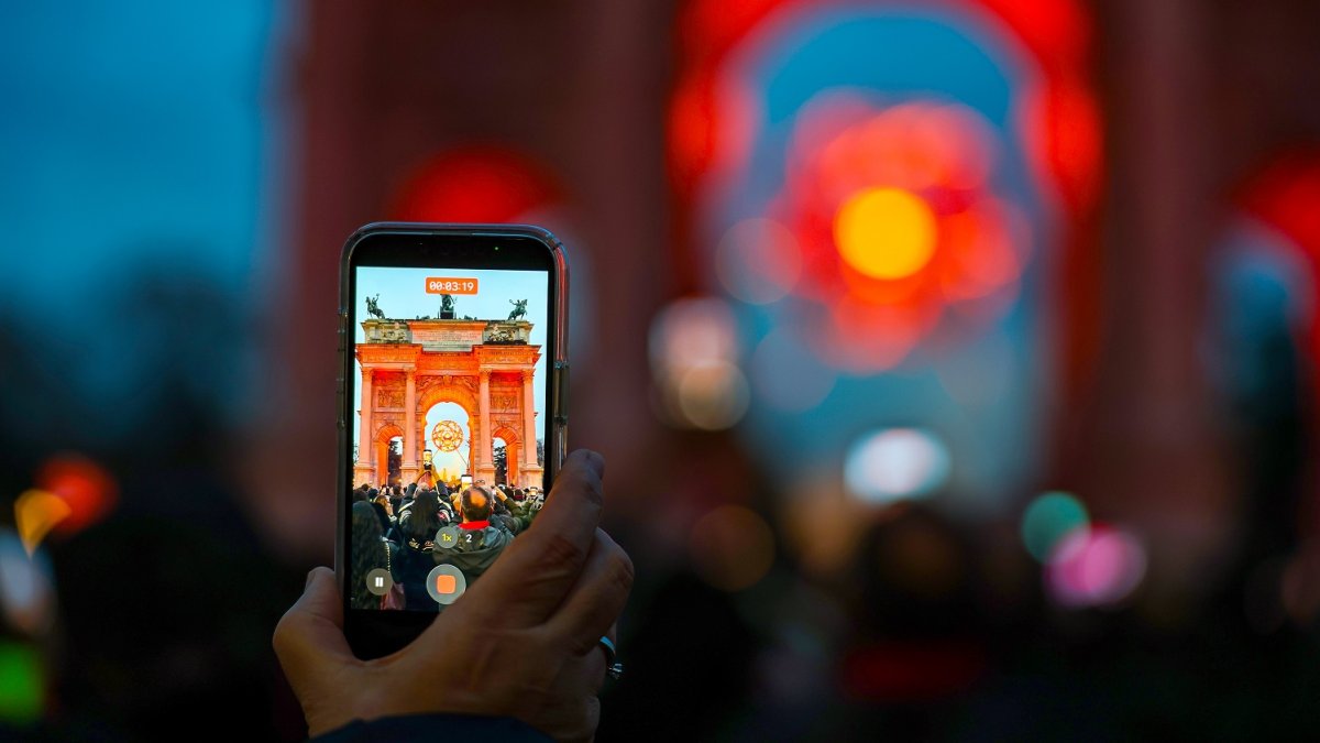 Olympijský oheň v centru Milána