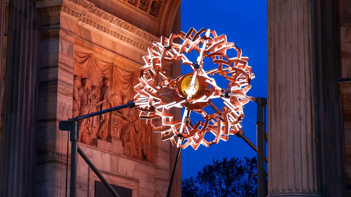 Olympijský oheň v centru Milána