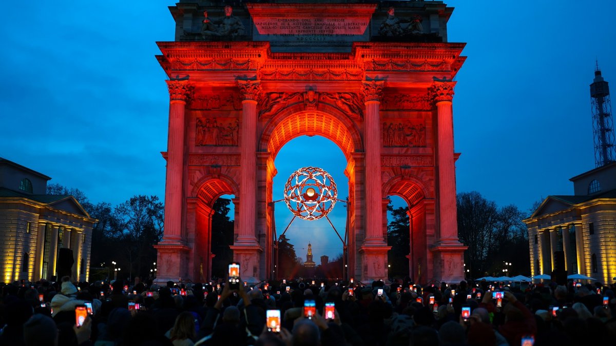 Olympijský oheň v centru Milána