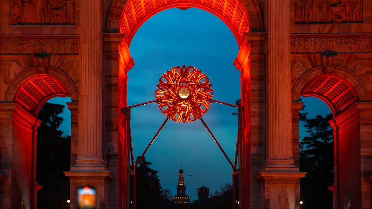 Olympijský oheň v centru Milána