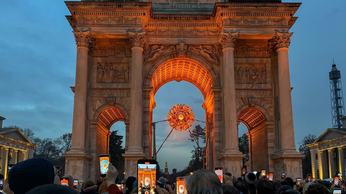 Olympijský oheň v centru Milána