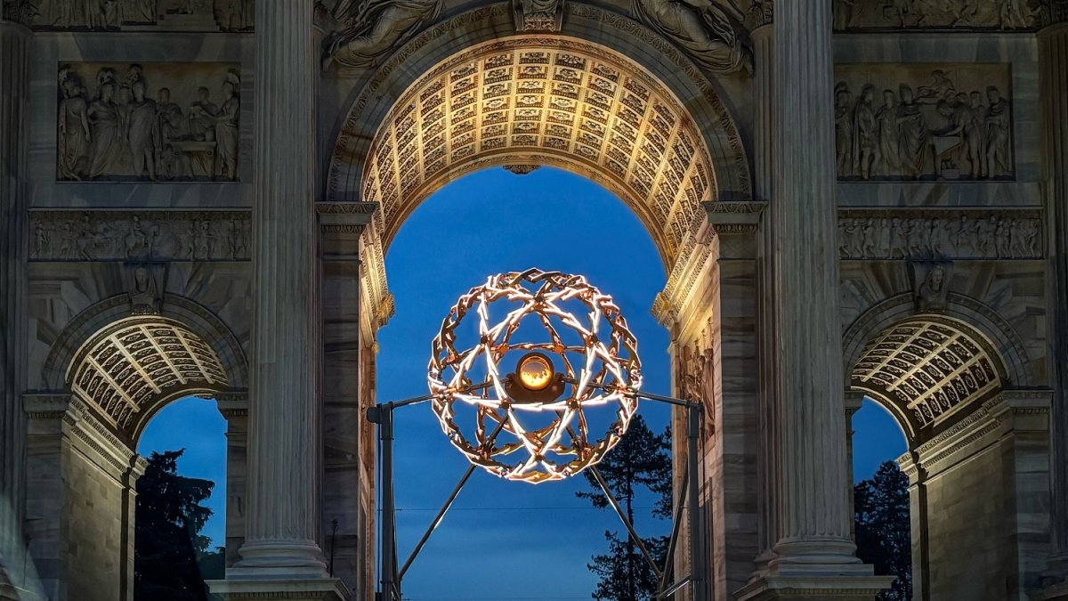 Olympijský oheň v centru Milána