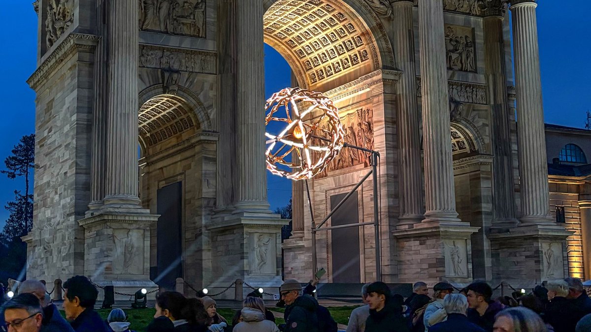 Olympijský oheň v centru Milána