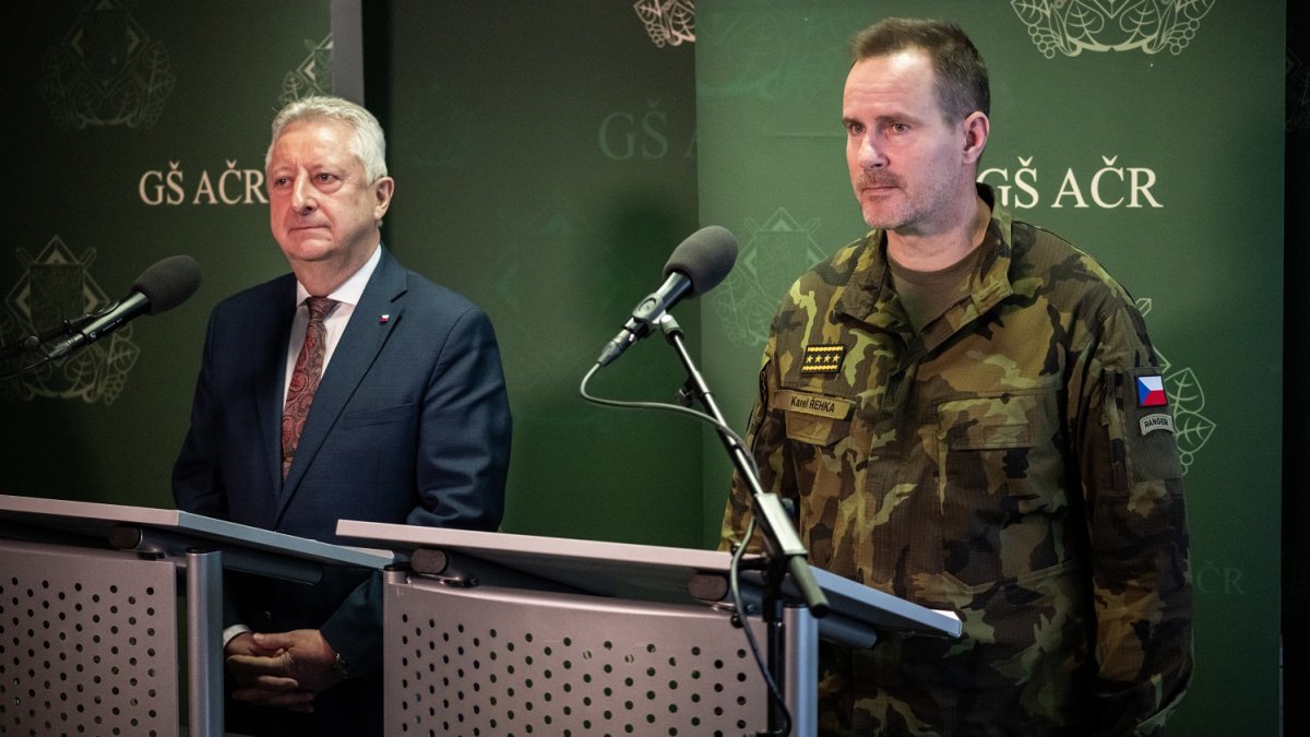 Jaromír Zůna a Karel Řehka na tiskové konferenci po jednání velitelského shromáždění