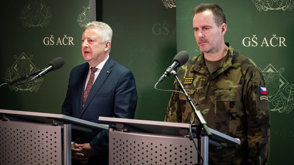 Jaromír Zůna a Karel Řehka na tiskové konferenci po jednání velitelského shromáždění