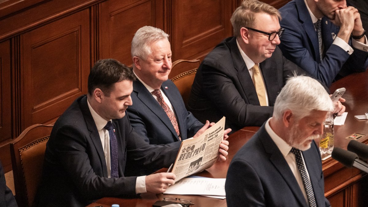 Petr Macinka si za prezidentem listoval v Rudém právu. 