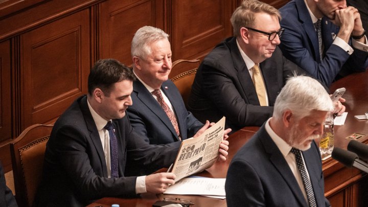 Petr Macinka si za prezidentem listoval v Rudém právu. 